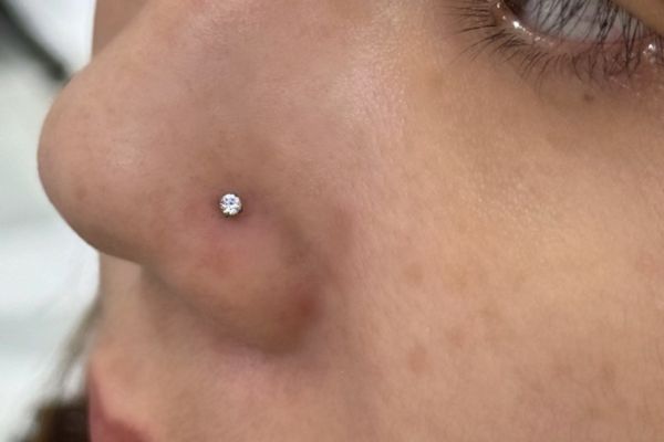 xỏ khuyên cánh mũi