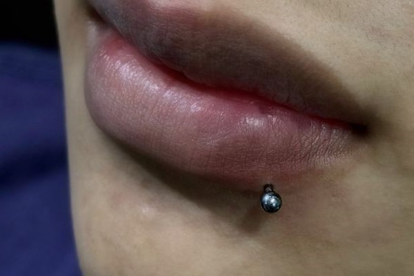 xỏ khuyên môi