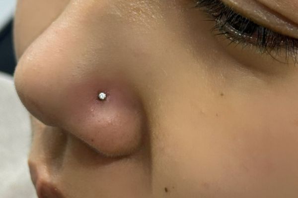 xỏ khuyên cánh mũi