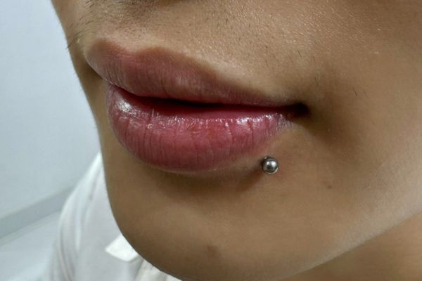 xỏ khuyên môi