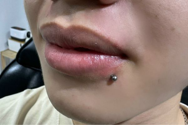 xỏ khuyên môi