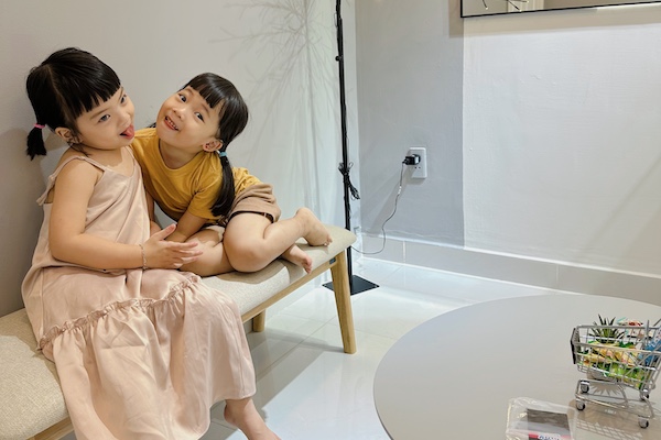 Hình ảnh xỏ khuyên tai em bé 2/2023 - Shop TinyBox