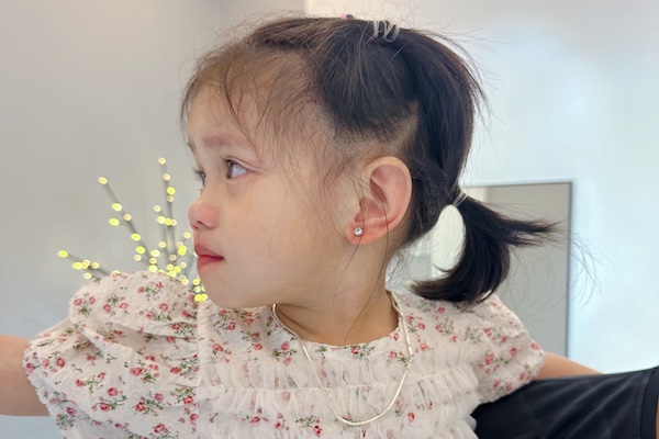 Hình ảnh xỏ khuyên tai em bé 2/2023 - Shop TinyBox