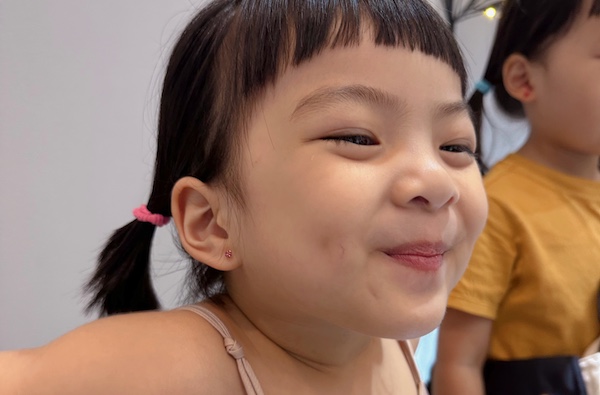 Hình ảnh xỏ khuyên tai em bé 2/2023 - Shop TinyBox