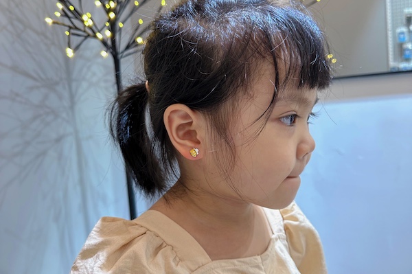 Hình ảnh xỏ khuyên tai em bé 2/2023 - Shop TinyBox