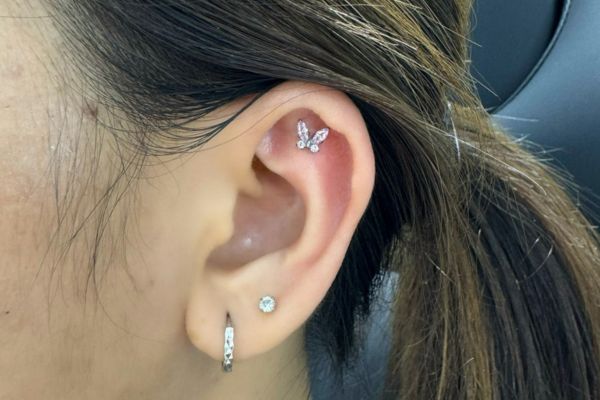 Hình ảnh xỏ khuyên tai nữ đẹp tháng 5/2024 tại TinyBox