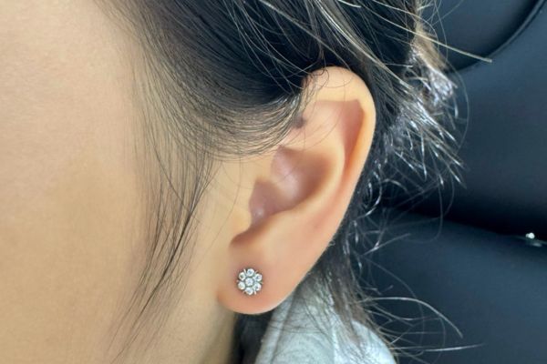 Hình ảnh xỏ khuyên tai nữ đẹp tháng 5/2024 tại TinyBox