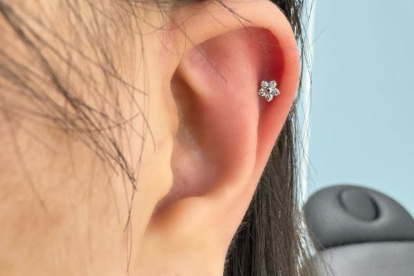 Hình ảnh xỏ khuyên tai nữ đẹp tháng 5/2024 tại TinyBox