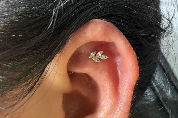 Hình ảnh xỏ khuyên tai nữ đẹp tháng 5/2024 tại TinyBox