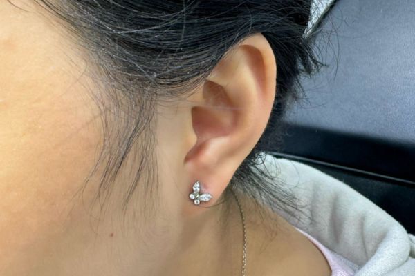 Hình ảnh xỏ khuyên tai nữ đẹp tháng 5/2024 tại TinyBox