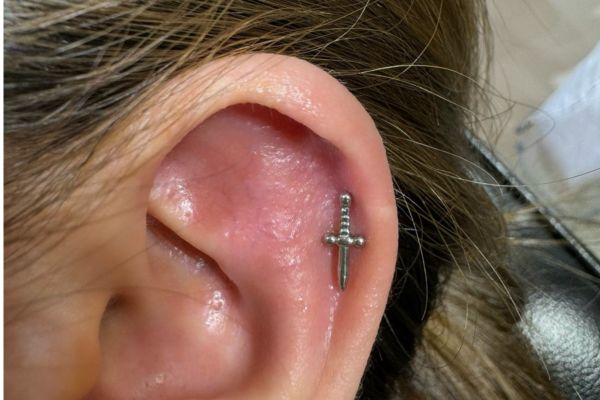 Hình ảnh xỏ khuyên tai nữ đẹp tháng 5/2024 tại TinyBox