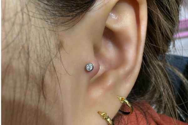 Hình ảnh xỏ khuyên tai nữ đẹp tháng 5/2024 tại TinyBox
