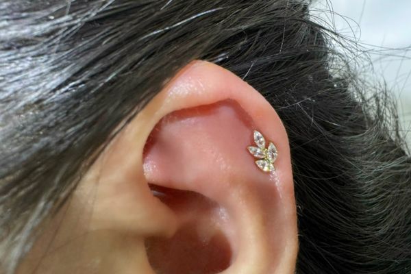 Hình ảnh xỏ khuyên tai nữ đẹp tháng 5/2024 tại TinyBox