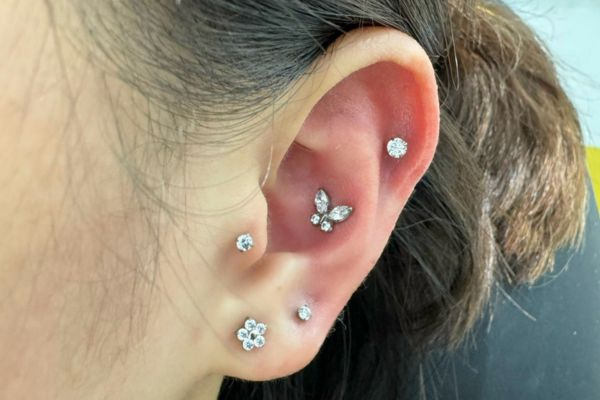 Hình ảnh xỏ khuyên tai nữ đẹp tháng 5/2024 tại TinyBox