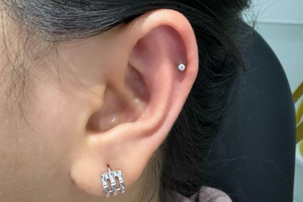Hình ảnh xỏ khuyên tai nữ đẹp tháng 5/2024 tại TinyBox