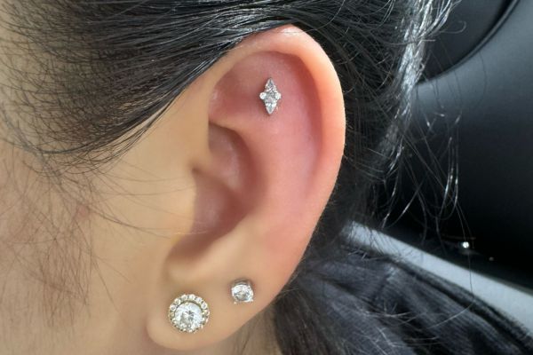 Hình ảnh xỏ khuyên tai nữ đẹp tháng 5/2024 tại TinyBox