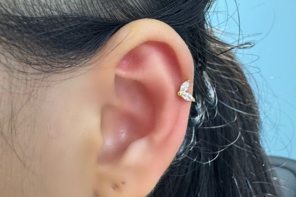 Hình ảnh xỏ khuyên tai nữ đẹp tháng 5/2024 tại TinyBox