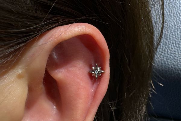 Hình ảnh xỏ khuyên tai nữ đẹp tháng 5/2024 tại TinyBox