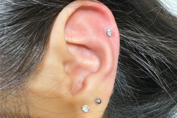 Hình ảnh xỏ khuyên tai nữ đẹp tháng 5/2024 tại TinyBox