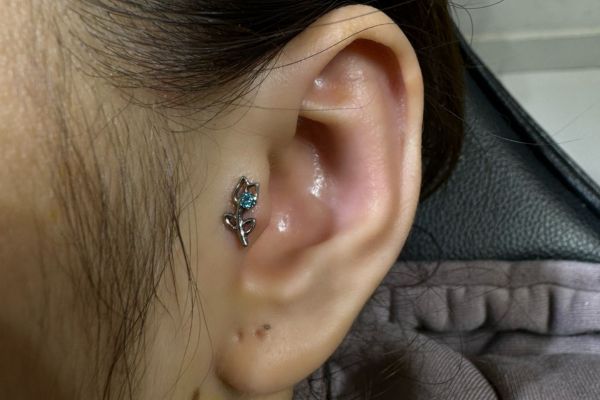 Hình ảnh xỏ khuyên tai nữ đẹp tháng 5/2024 tại TinyBox