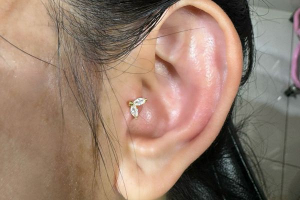 Hình ảnh xỏ khuyên tai nữ đẹp tháng 5/2024 tại TinyBox