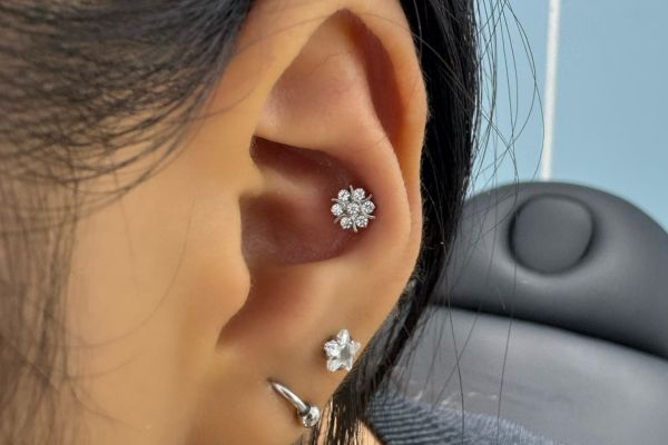 Hình ảnh xỏ khuyên tai nữ đẹp tháng 5/2024 tại TinyBox