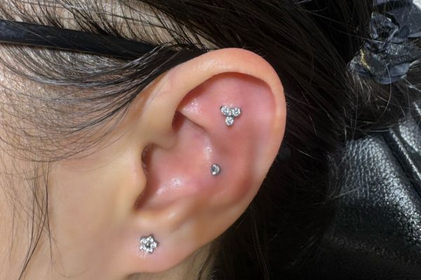 Hình ảnh xỏ khuyên tai nữ đẹp tháng 5/2024 tại TinyBox