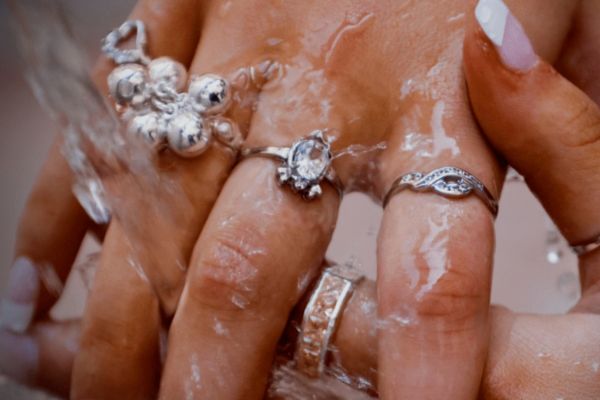 Hướng dẫn cách giữ màu khuyên tai không bị phai, bền màu