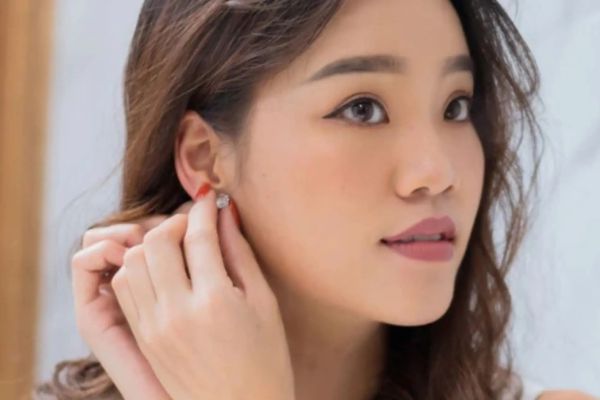 Hướng dẫn cách giữ màu khuyên tai không bị phai, bền màu