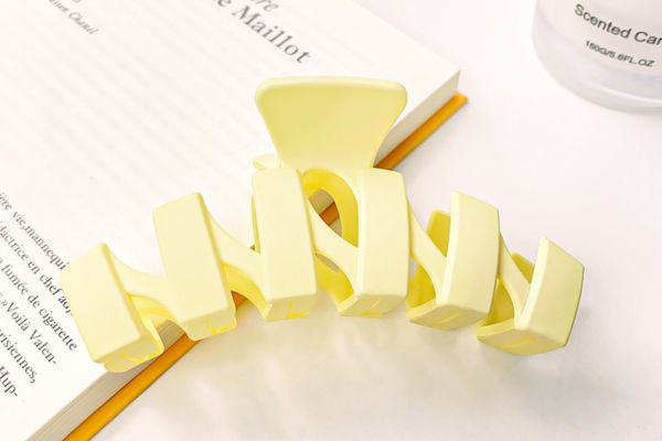 Kẹp tóc càng cua họa tiết gợn sóng