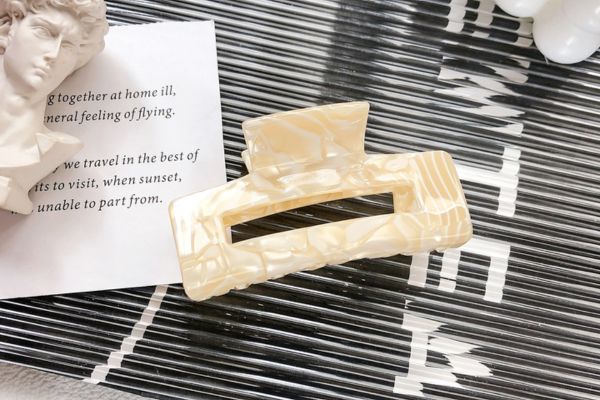 Phụ kiện kẹp tóc màu vàng sữa - 7.5cm