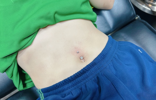 Hình ảnh khách mẫu xỏ khuyên tại TinyBox - 4/2023