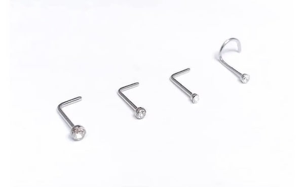 khuyên mũi chữ L