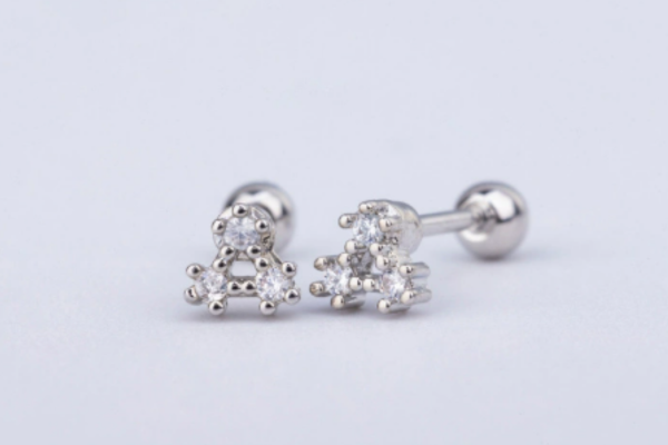 Khuyên cỏ 3 lá đá trắng