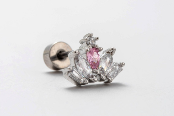 Khuyên hình vương miện điểm nhấn hồng