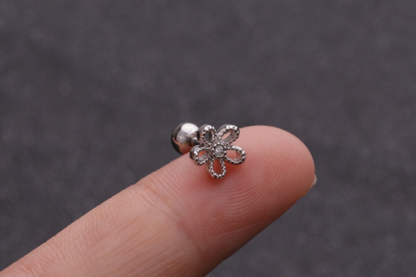 Khuyên tai hoa anh đào màu bạc / Hợp kim