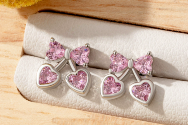 Khuyên tai nơ trái tim hồng