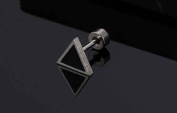 khuyên tai bạc nam làm từ chất liệu thép y tế