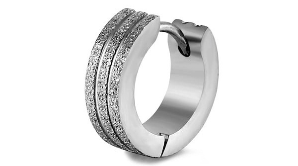 khuyên tai bạc nam làm từ chất liệu thép y tế