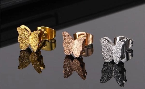 khuyên tai bạc nam làm từ chất liệu thép y tế