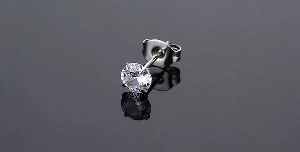 khuyên tai bạc nam làm từ chất liệu thép y tế