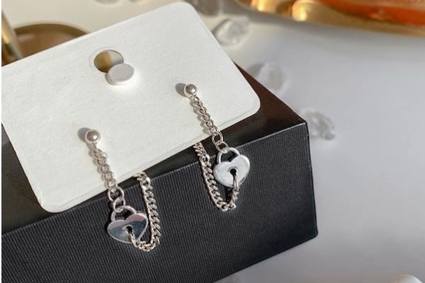 Khuyên tai đẹp cho nữ tòn ten hình móc khóa trái tim