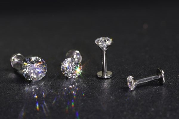 KHUYÊN TAI TITANIUM RENG TRONG