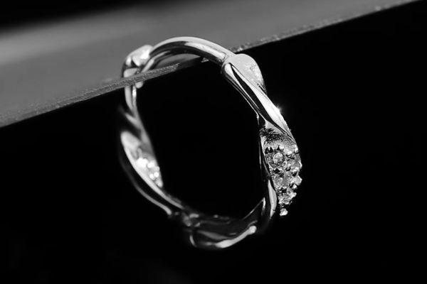 Khuyên tai tròn xoắn đính đá