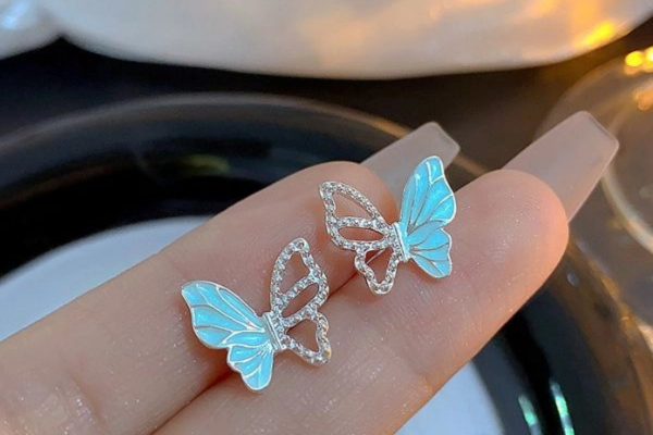 Khuyên thẳng bướm xanh