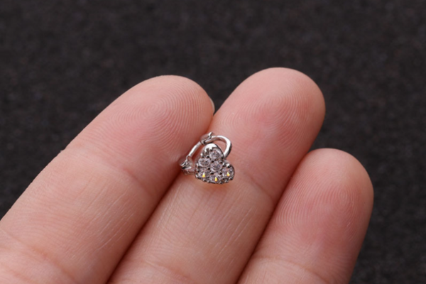 Khuyên tròn trái tim đính đá lấp lánh