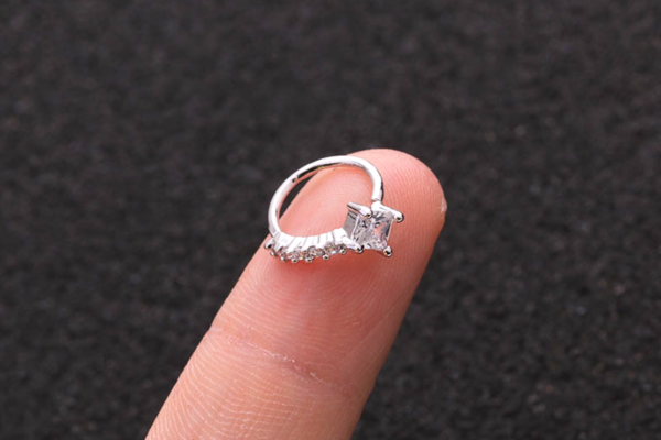 Khuyên vòng đá trắng hình thoi