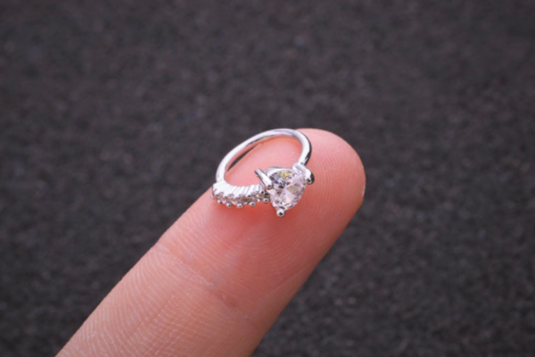 Khuyên vòng đá trắng hình trái tim