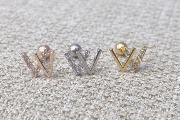 Khuyên tai nữ chữ W đính đá - Khuyên tai giá rẻ
