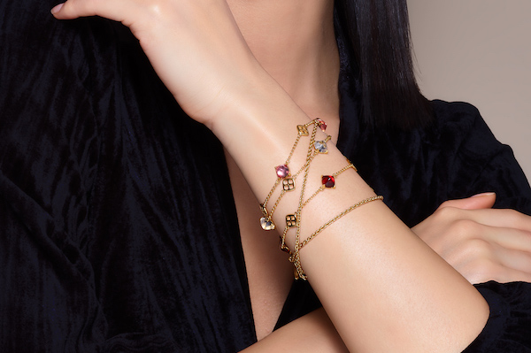 lắc tay nữ làm quà tặng